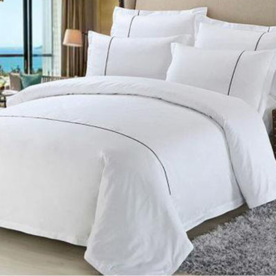 O conjunto de roupas de cama e toalhas do hotel melhoram a estadia de seus hóspedes com conforto bordado