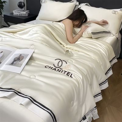 Quilt de seda bordada de uso doméstico 4 peças para um sono confortável e saudável