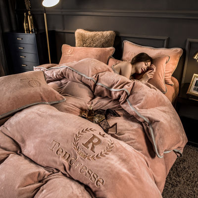 Set de roupa de cama de quatro peças com bordados e ligação de leite