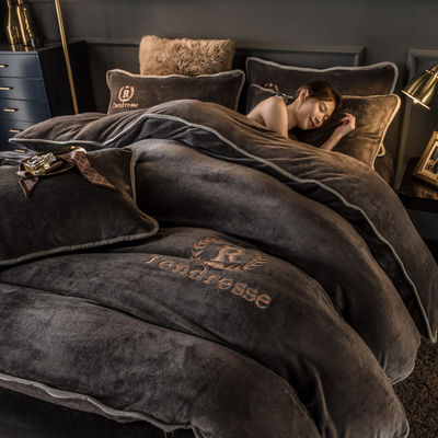 Set de roupa de cama de quatro peças com bordados e ligação de leite