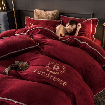Set de roupa de cama de quatro peças com bordados e ligação de leite
