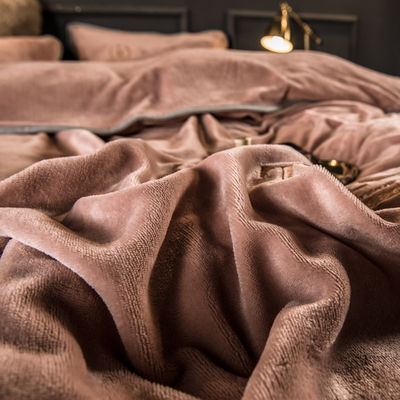 Set de roupa de cama de quatro peças com bordados e ligação de leite