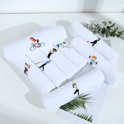 Toalha esportiva de secagem rápida de logotipo personalizado bordada 180gm para exercícios ao ar livre prolongados