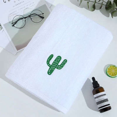 Toalha de banho branca macia e espessa feita de algodão puro com design de bordado personalizado