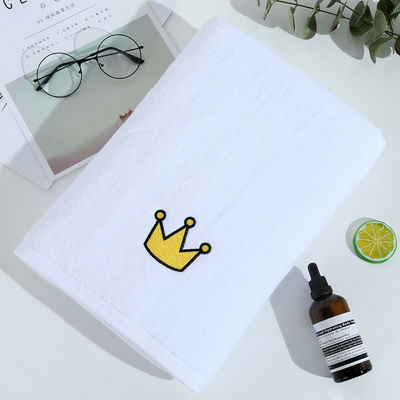 Toalha de banho branca macia e espessa feita de algodão puro com design de bordado personalizado
