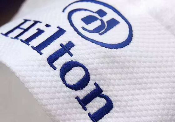 Logotipo personalizado Hotel de cinco estrelas Toalhas de casa de hóspedes brancas em materialização de algodão puro