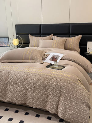 Kit de Casamento em Quatro Peças 2024 Classe A Relief Wash Silk Tencel Set com Design Geométrico