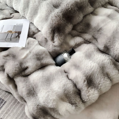 Luxo e calor com um conjunto de roupas de cama de pele de coelho de veludo de leite sustentável