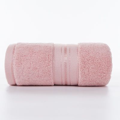 Toalhas de algodão macias e de pelúcia para uma experiência de banho luxuosa