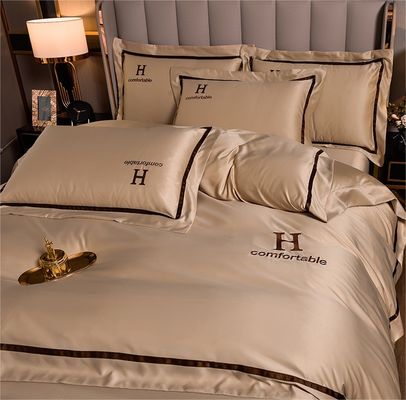 Aconchegante Grey Hotel Vermelho roupa de cama de casamento Kit de quatro peças com seda lavada