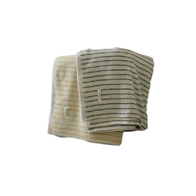 Adicione um toque de estilo ao seu banho com um conjunto de toalhas de algodão de padrão de riscas multicoloridas