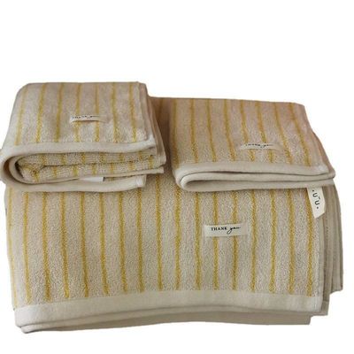 Adicione um toque de estilo ao seu banho com um conjunto de toalhas de algodão de padrão de riscas multicoloridas