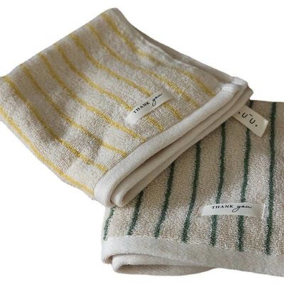 Adicione um toque de estilo ao seu banho com um conjunto de toalhas de algodão de padrão de riscas multicoloridas