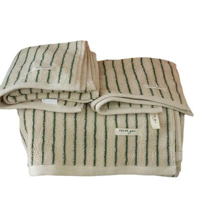 Adicione um toque de estilo ao seu banho com um conjunto de toalhas de algodão de padrão de riscas multicoloridas