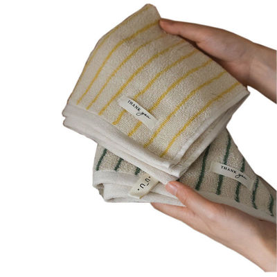 Adicione um toque de estilo ao seu banho com um conjunto de toalhas de algodão de padrão de riscas multicoloridas