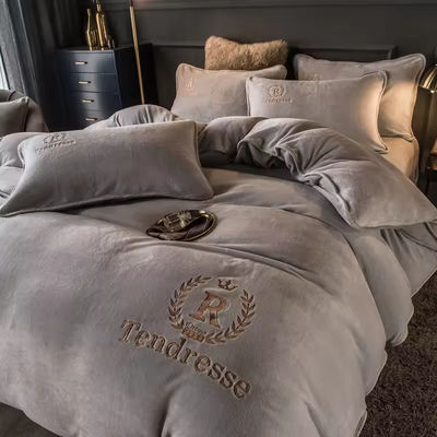 Conjunto personalizado de roupa de cama de veludo de leite sólido