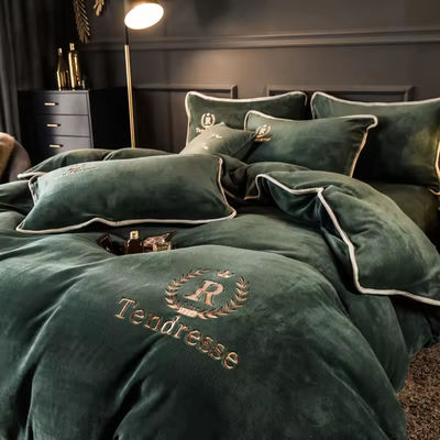 Conjunto personalizado de roupa de cama de veludo de leite sólido