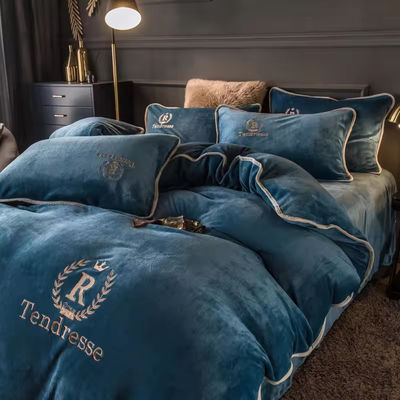 Conjunto personalizado de roupa de cama de veludo de leite sólido