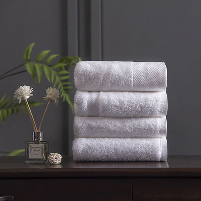 Toalha de banho de algodão branco de alta qualidade perfeita para hotel de cinco estrelas e salão de beleza