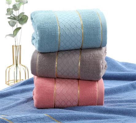 Toalha de algodão 32S altamente absorvente com borda dourada e padrão de pilha de corte de cor sólida