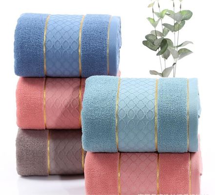 Toalha de algodão 32S altamente absorvente com borda dourada e padrão de pilha de corte de cor sólida
