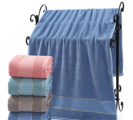 Toalha de algodão 32S altamente absorvente com borda dourada e padrão de pilha de corte de cor sólida
