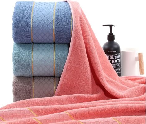 Toalha de algodão 32S altamente absorvente com borda dourada e padrão de pilha de corte de cor sólida