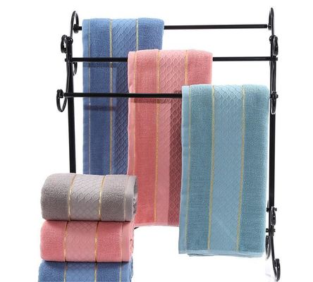 Toalha de algodão 32S altamente absorvente com borda dourada e padrão de pilha de corte de cor sólida