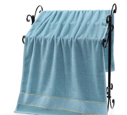 Toalha de algodão 32S altamente absorvente com borda dourada e padrão de pilha de corte de cor sólida