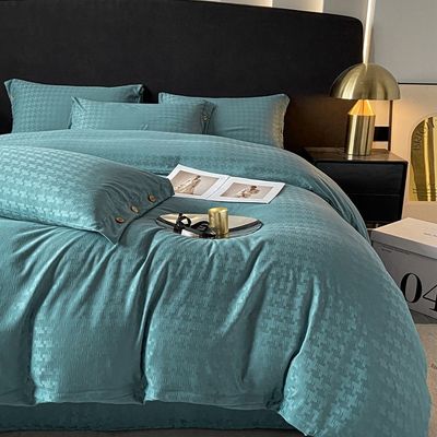 Adicione um toque de luxo ao seu quarto com este conjunto de roupas de cama de cetim Jacquard