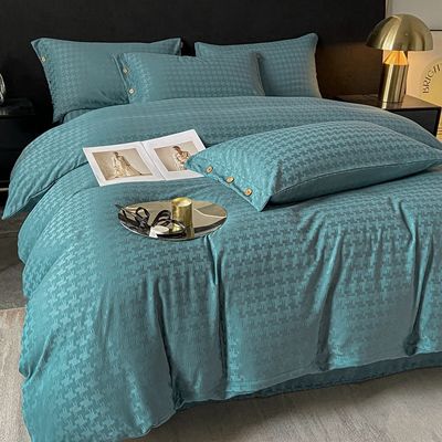 Adicione um toque de luxo ao seu quarto com este conjunto de roupas de cama de cetim Jacquard