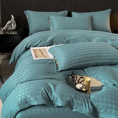 Adicione um toque de luxo ao seu quarto com este conjunto de roupas de cama de cetim Jacquard