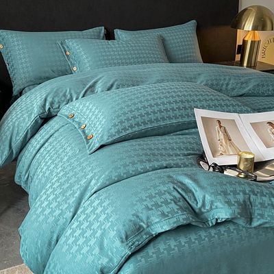Adicione um toque de luxo ao seu quarto com este conjunto de roupas de cama de cetim Jacquard