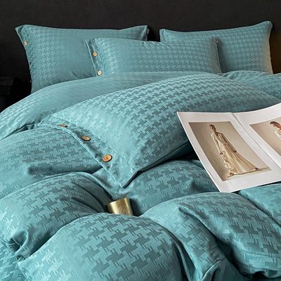 Adicione um toque de luxo ao seu quarto com este conjunto de roupas de cama de cetim Jacquard