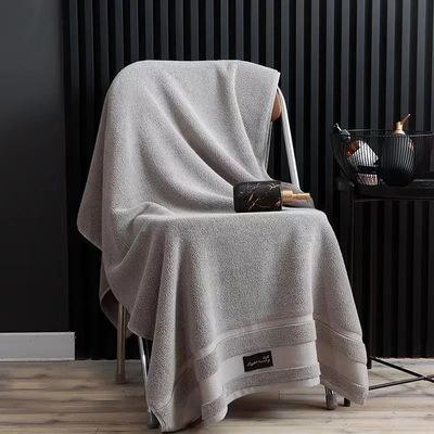 Conjunto de toalhas de hotel de luxo de algodão puro com padrão de listras grossas e design Jacquard