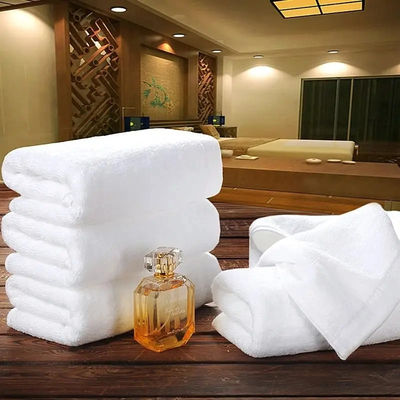 Hotel branco personalizado exclusivamente para toalha de banho espessada 100% absorvente de algodão