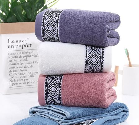 Toalha de banho de padrão Jacquard de cor simples feita de 100% de algodão puro