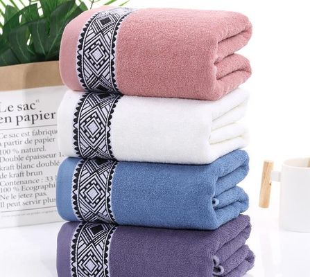 Toalha de banho de padrão Jacquard de cor simples feita de 100% de algodão puro