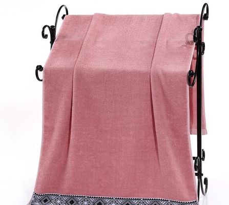Toalha de banho de padrão Jacquard de cor simples feita de 100% de algodão puro