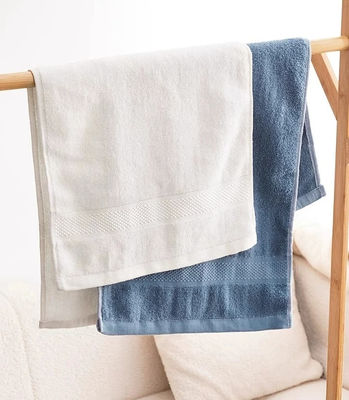 Toalha de banho branca personalizada 70*140cm 100% de algodão Toalha de hotel para casa de banho de luxo