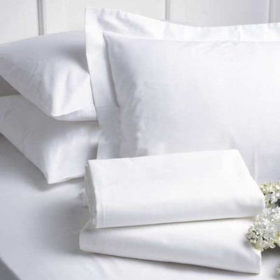 Camas de hotel King Size permeáveis ao ar em branco para uma experiência de sono luxuosa