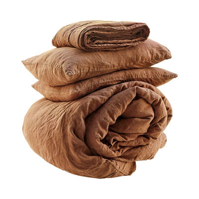 Desfrute do nosso conjunto de roupas de cama 100% de linho francês e cobertor de cobertor para um sono luxuoso.