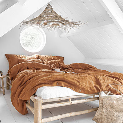 Desfrute do nosso conjunto de roupas de cama 100% de linho francês e cobertor de cobertor para um sono luxuoso.
