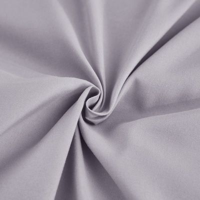 Adicione um toque de elegância à sua cama com conjuntos de roupas de cama bordadas e cortinas combinadas