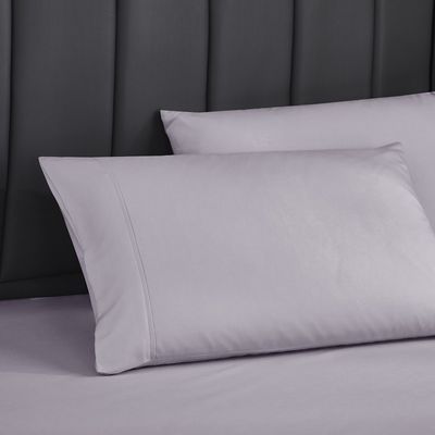 Adicione um toque de elegância à sua cama com conjuntos de roupas de cama bordadas e cortinas combinadas