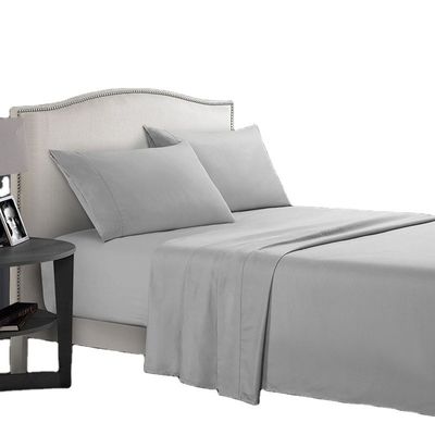 Adicione um toque de elegância à sua cama com conjuntos de roupas de cama bordadas e cortinas combinadas