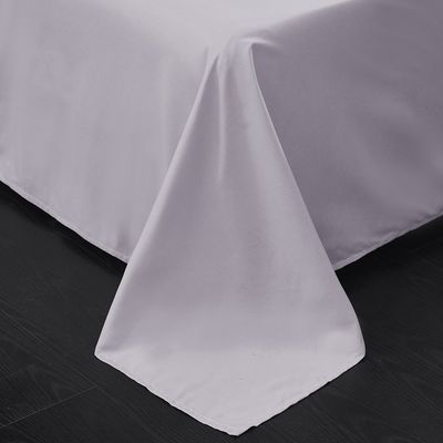 Adicione um toque de elegância à sua cama com conjuntos de roupas de cama bordadas e cortinas combinadas