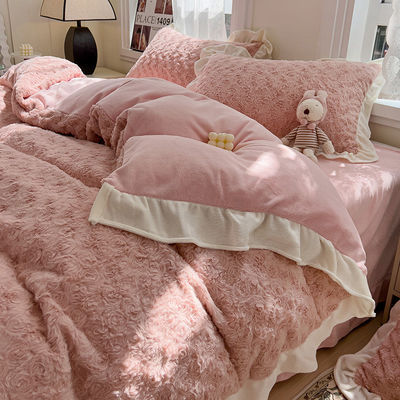 2023 Hot Lace Rose Rabbit Plush Four-Piece Set Comforter Set com padrão sólido