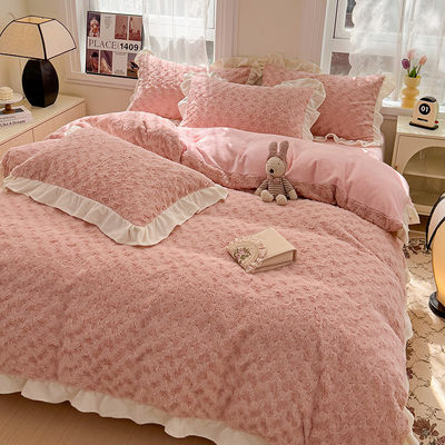 2023 Hot Lace Rose Rabbit Plush Four-Piece Set Comforter Set com padrão sólido