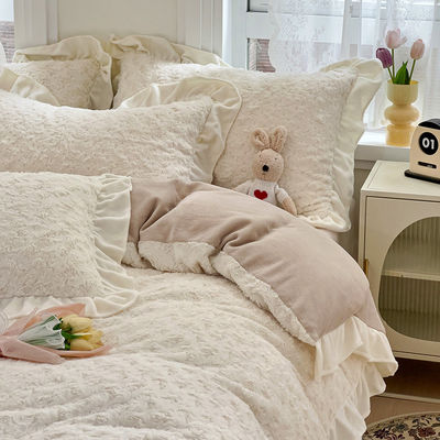 2023 Hot Lace Rose Rabbit Plush Four-Piece Set Comforter Set com padrão sólido